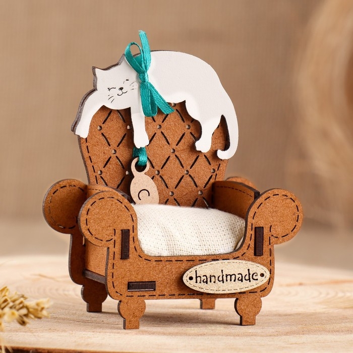 Игольница сувенир Игольница сувенир "Кот в кресле", МДФ, Дуб, 8,5х5х8,5 см