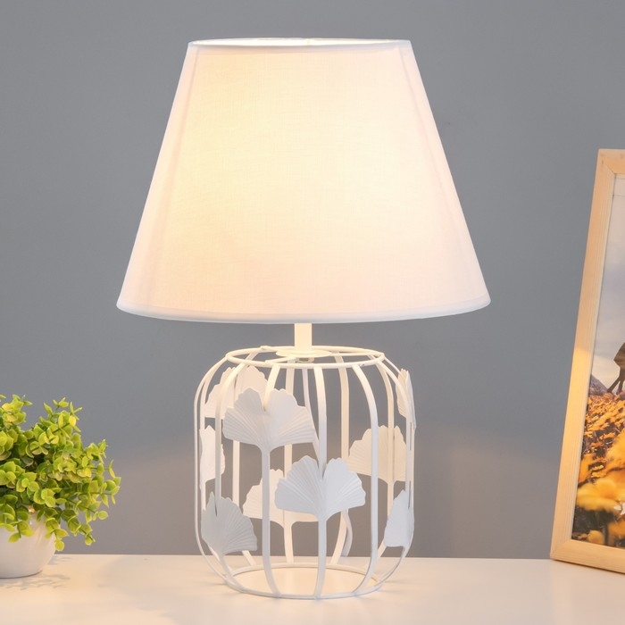 Настольная лампа Настольная лампа "Азария" E14 40Вт белый 27х27х42 см RISALUX