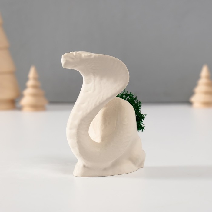 Сувенир  Сувенир "Кобра" со мхом белая 5х6,5х8 см (мох зелен стабил)