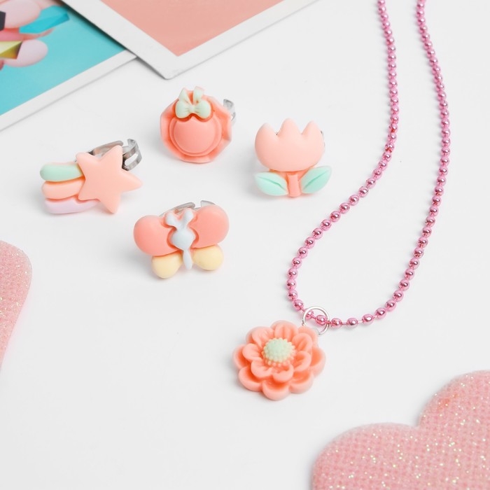 Набор детский «Выбражулька» 5 предметов: кулон, 4 кольца, фантазия, форма МИКС, цвет розовый Набор детский «Выбражулька» 5 предметов: кулон, 4 кольца, фантазия, форма МИКС, цвет розовый