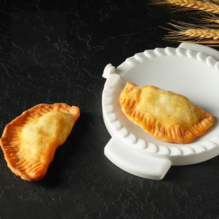 Форма для лепки чебуреков Доляна, d=18 см, цвет белый Форма для лепки чебуреков Доляна, d=18 см, цвет белый