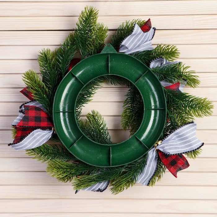 Венок новогодний d- 30 см  Венок новогодний d- 30 см "Уютная сказка" полосатые ленты шары