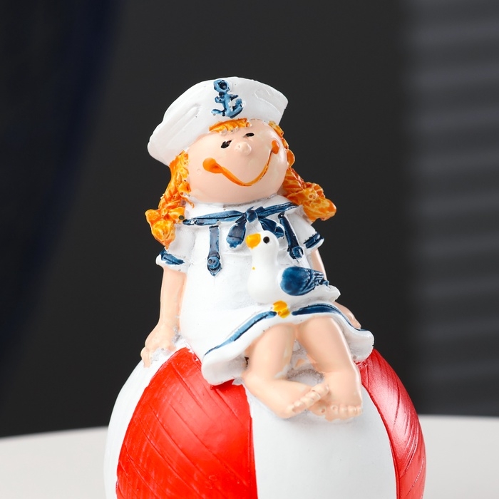 Фигурка девочка-морячка на шаре 12см Фигурка девочка-морячка на шаре 12см