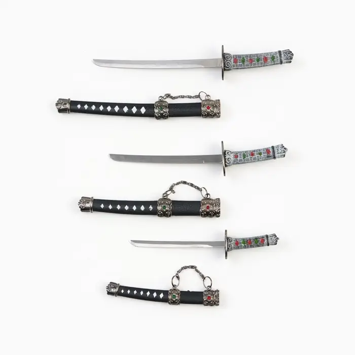Макет оружия &laquo;Сувенирные катаны на подставке 3в1. Алмаз&raquo;, подарочный набор, ножны чёрный с белыми ромбами, 16 см; 20 см ; 24.5 см