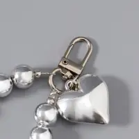 Брелок на карабине "Жемчужная нить с сердцем" серебристо-белый 11х3х1 см