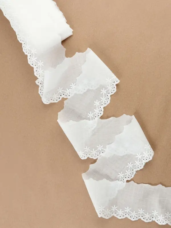 Кружево шитьё &laquo;Цветочки&raquo;, 80 мм, 13.7&plusmn;1 м, белое