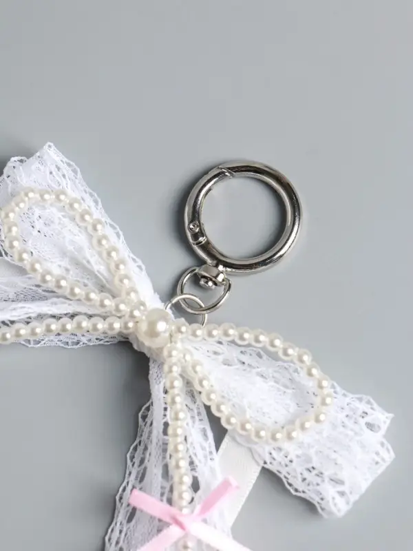 Брелок на карабине Брелок на карабине "Жемчужный бант с кружевной тесьмой" бусины d=0,4 и 0,8 см 16х9,5х1 см