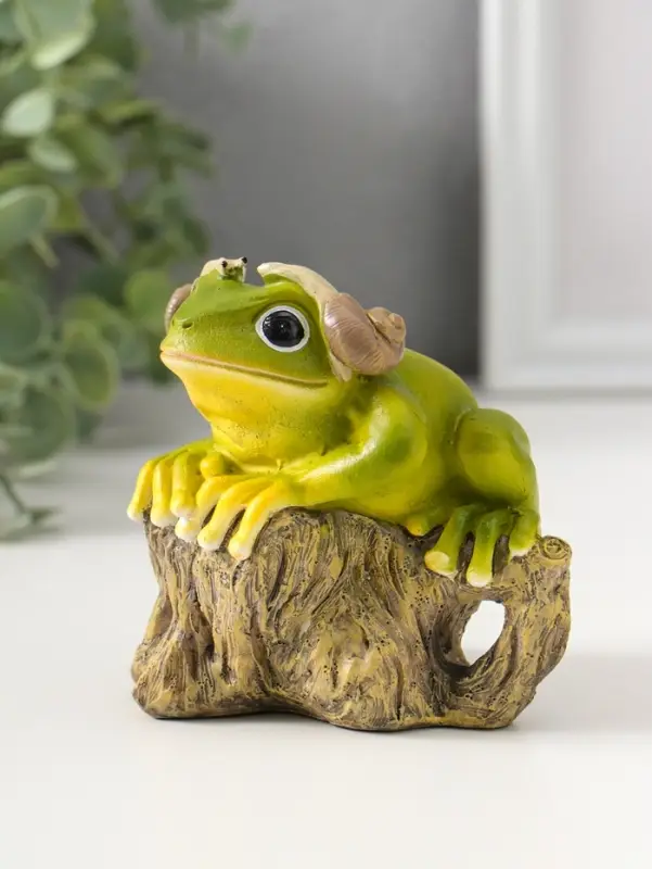Сувенир полистоун "Лягушонок на коряге с улитками на ушах" 9,5 см