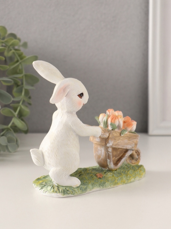 Сувенир полистоун  Сувенир полистоун "Кролик везет тележку с тюльпанами" 13,5х6х12 см