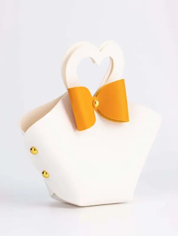 Кожаная подарочная сумочка для бижутерии и сувениров, белая с бантом, 10.5&times;5&times;6 см