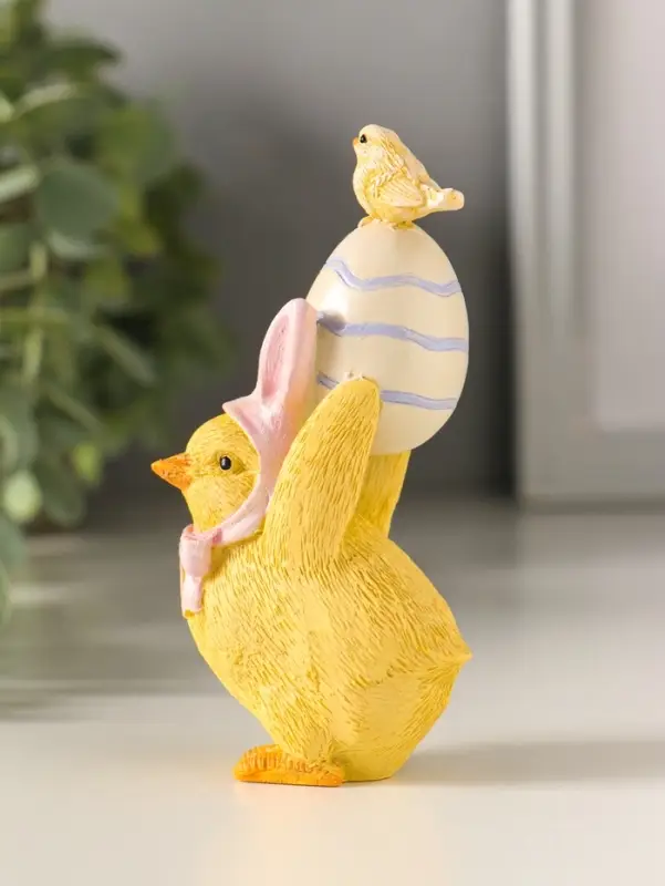Сувенир полистоун "Цыплёнок в розовой шапке с заячьими ушками несёт яичко" 10,5 см