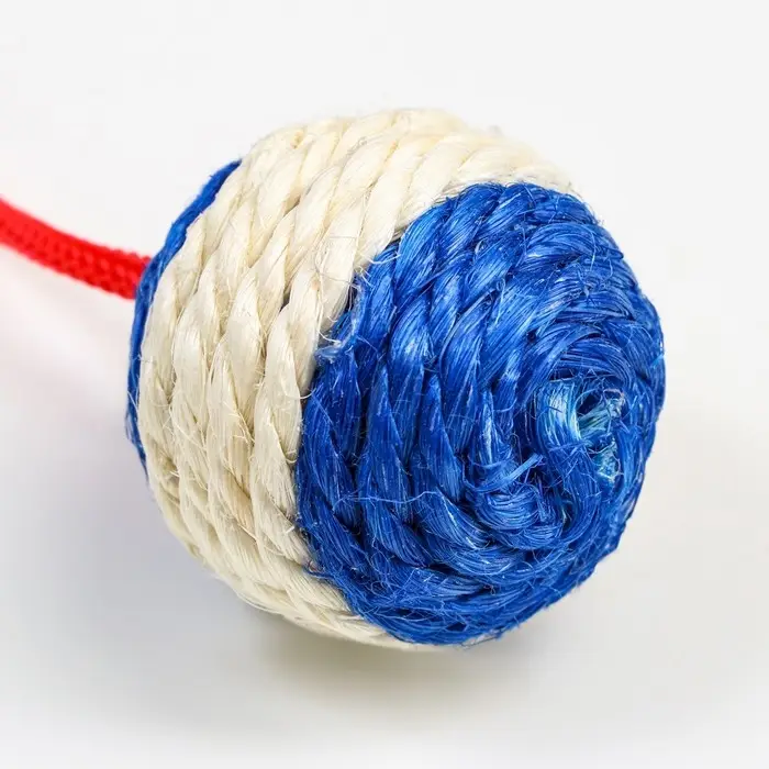 Шар-погремушка сизалевый с перьями, 4.5 см, голубой Шар-погремушка сизалевый с перьями, 4.5 см, голубой