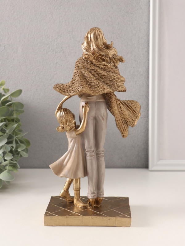 Сувенир полистоун  Сувенир полистоун "Мама с детьми, укутанные в шарф" 12х8х24,5 см