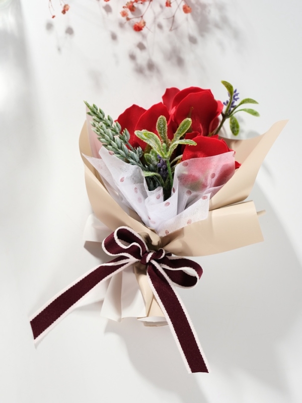 Букет из мыльных лепестков "Розы в подарочной упаковке" красный 6,9х13,7х20,5 см