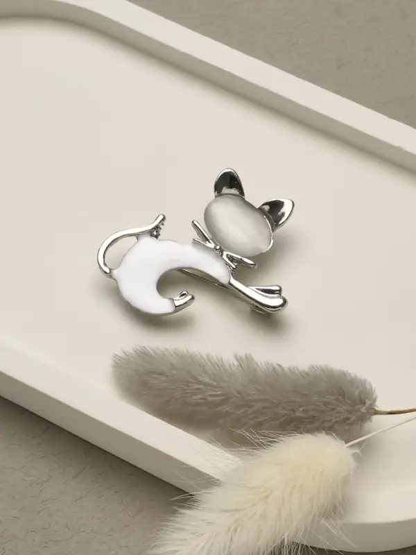 Брошь &laquo;Кошечка&raquo;, белая в серебре