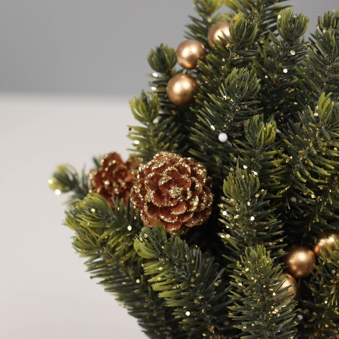 Искусственная ёлка настольная «Зимнее волшебство. Блеск», в мешочке, 17 см, ветки литые отгибаются, шишки, декор золотой