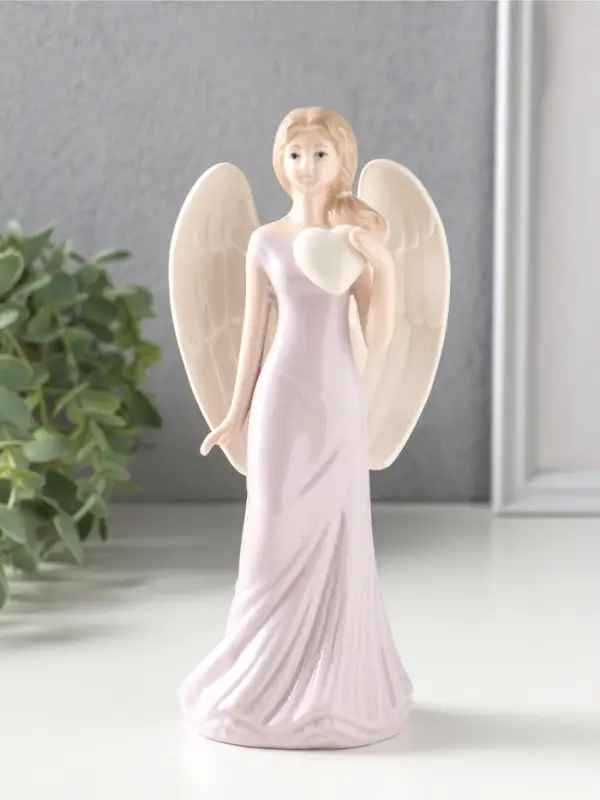 Сувенир керамика "Девушка-ангел в сиреневом платье с сердцем в руке" 8,4х6,3х18 см