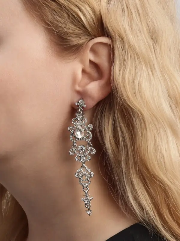 Серьги клипсы для ушей висячие со стразами QF &laquo;Ажур&raquo;, белые в серебре