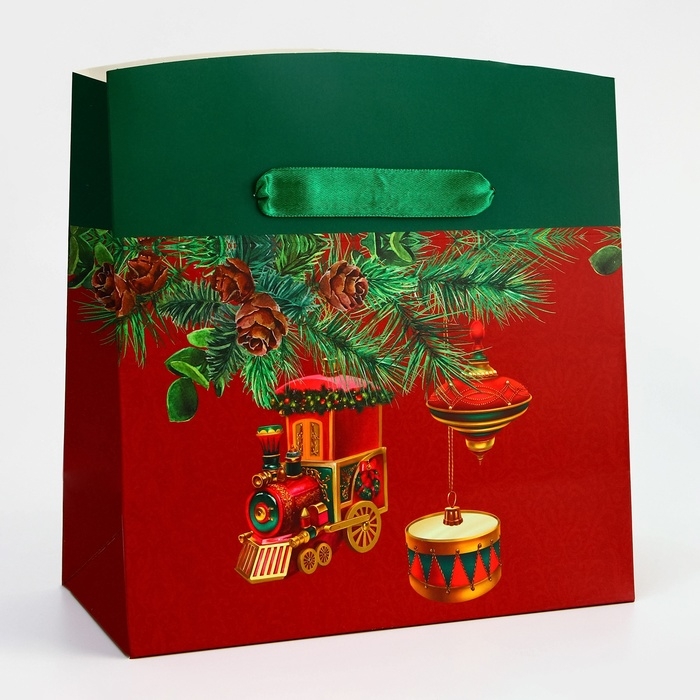 Новый год. Сумка-коробка подарочная новогодняя  Новый год. Сумка-коробка подарочная новогодняя "Паровозик", 23 х 16 х 11 см.