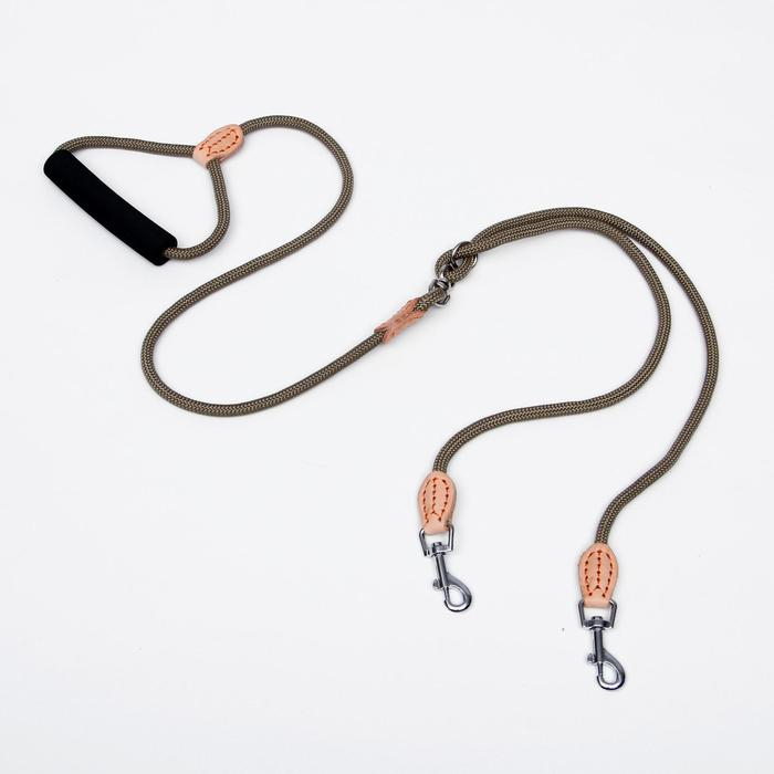Поводок 8 мм со своркой на 2 собак, полиэстер и натуральная кожа, 73 + 2х57 см, бежевый Поводок 8 мм со своркой на 2 собак, полиэстер и натуральная кожа, 73 + 2х57 см, бежевый