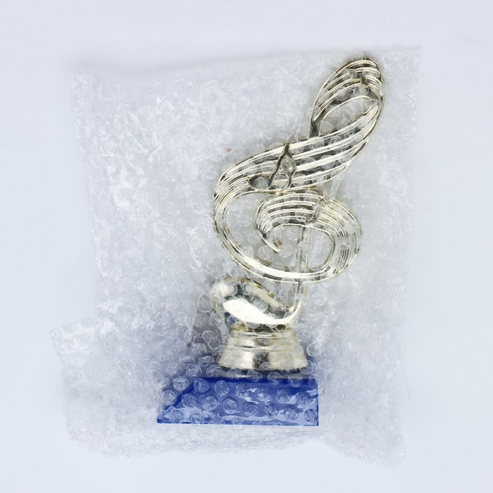Кубок «Скрипичный ключ», наградная фигура, подставка пластик синяя, 14,5 х 6,5 х 6 см. Кубок «Скрипичный ключ», наградная фигура, подставка пластик синяя, 14,5 х 6,5 х 6 см.