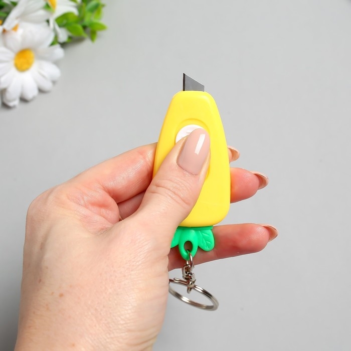 Брелок пластик канцелярский нож Брелок пластик канцелярский нож "Морковка" МИКС 3х0,5х7 см