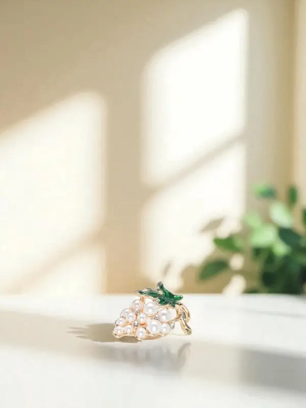 Брошь &laquo;Виноградная веточка&raquo;, бело-зелёная в золоте