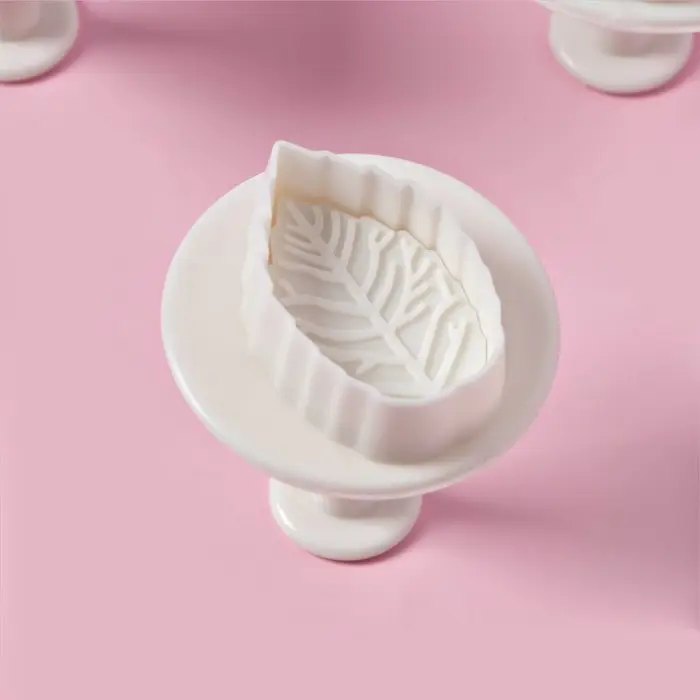 Плунжеры кондитерские Доляна &laquo;Лист&raquo;, набор 3 шт., d=3.2/4/5 см, пластик, белые