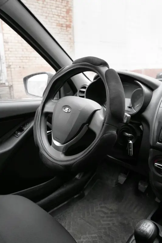 Спонжевая оплетка руля AVS SP-426M-B ( размер M, черный) - Серия "Sponge"