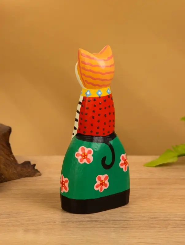 Сувенир дерево "Рыжая кошка в зелёном платье" 6х4х13 см