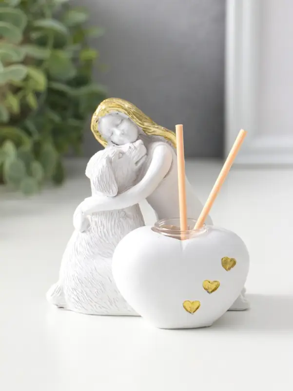 Аромадиффузор полистоун с палочками "Девочка с собакой" белый с золотом 7,5х10х11 см