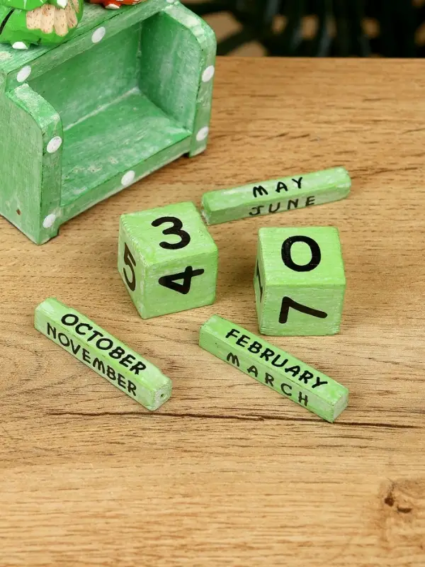 Календарь настольный «Пара совят», 7.5×4×10 см, дерево, зелёный, оранжевый Календарь настольный «Пара совят», 7.5×4×10 см, дерево, зелёный, оранжевый