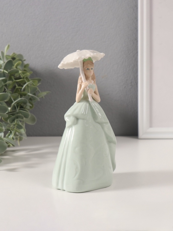 Сувенир керамика  Сувенир керамика "Леди в зелёном платье с кружевным зонтиком" 6,8х8,7х16 см