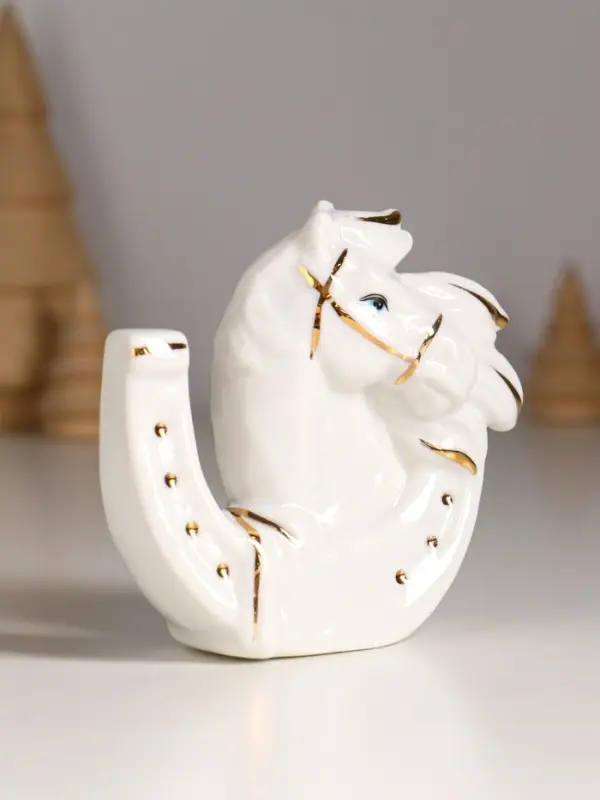 Сувенир керамика "Конь в подкове" белый с золотом 8х2,5х8,5 см