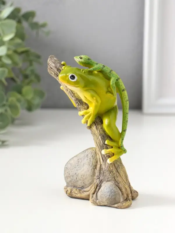 Сувенир полистоун "Лягушонок на дереве с ящерицей на спине" 12,5 см