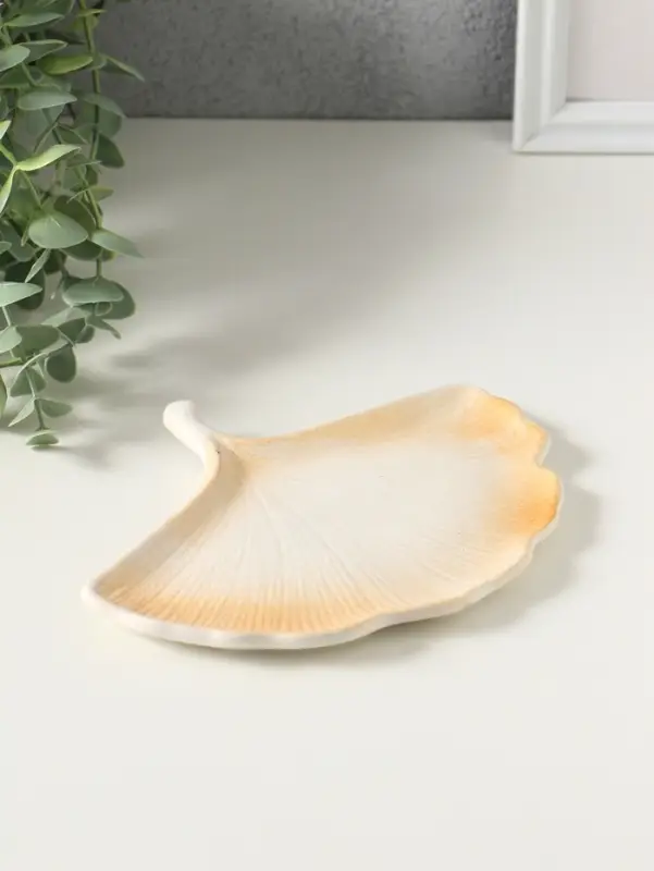 Подставка для мелочей &laquo;Листок&raquo;, 1&times;18&times;11 см, белая с позолотой