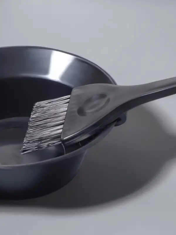 Кисть для окрашивания волос с фиксатором, 21&times;5.5(&plusmn;1) см, чёрная