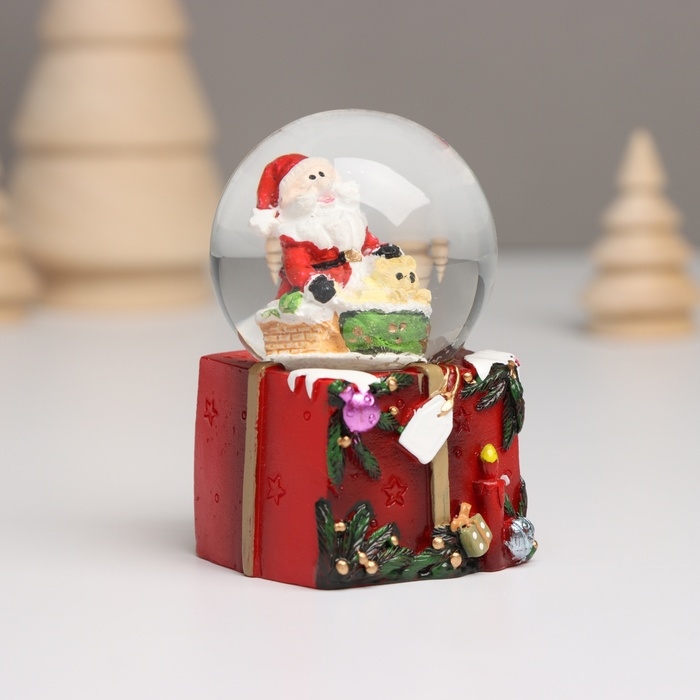 Сувенир полистоун водяной шар свет Сувенир полистоун водяной шар свет "Дед Мороз со списком подарков" МИКС 4,7х4,5х7 см