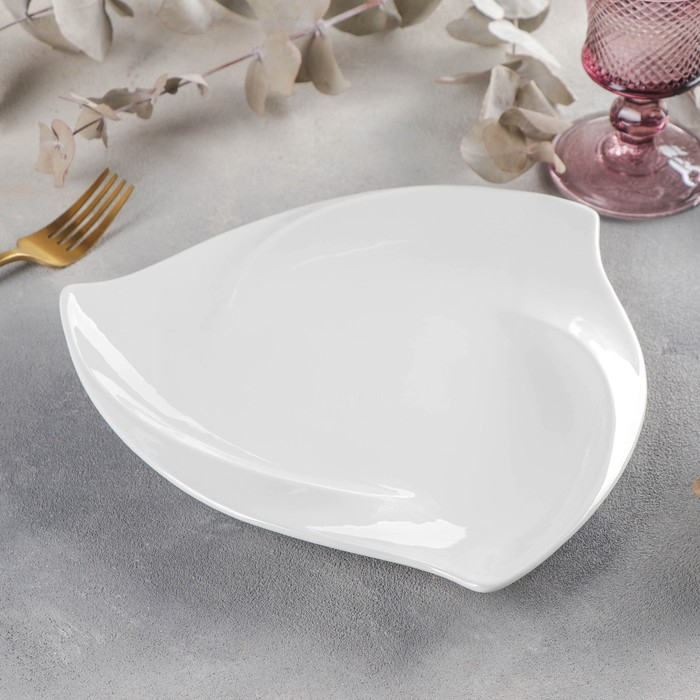 Тарелка фарфоровая треугольная Wilmax Ariela, d=25,5 см, цвет белый Тарелка фарфоровая треугольная Wilmax Ariela, d=25,5 см, цвет белый