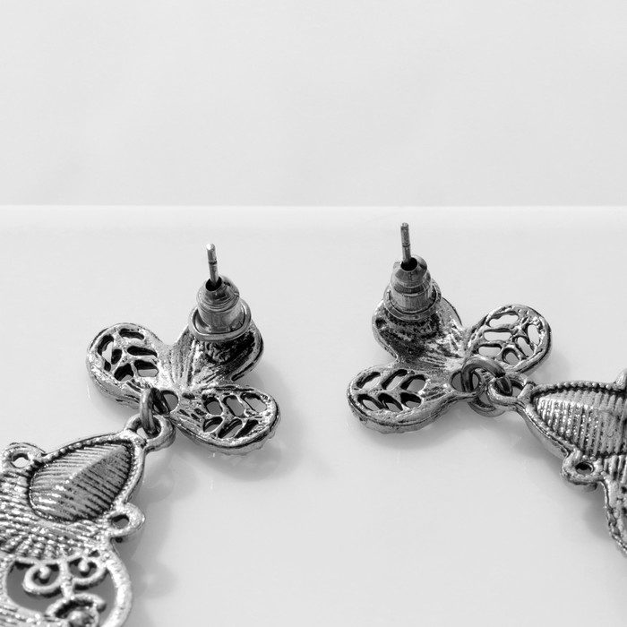 Серьги висячие со стразами «Винтаж» в узорах, цвет чёрный в чернёном серебре, 7,5 см