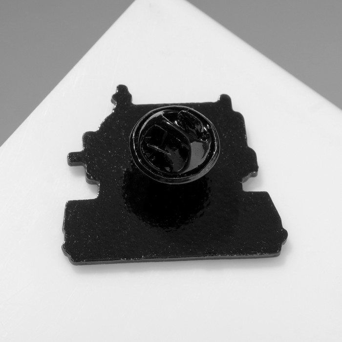 Значок «Швейная машинка» с сердцем, цвет бело-розовый в чёрном металле Значок «Швейная машинка» с сердцем, цвет бело-розовый в чёрном металле