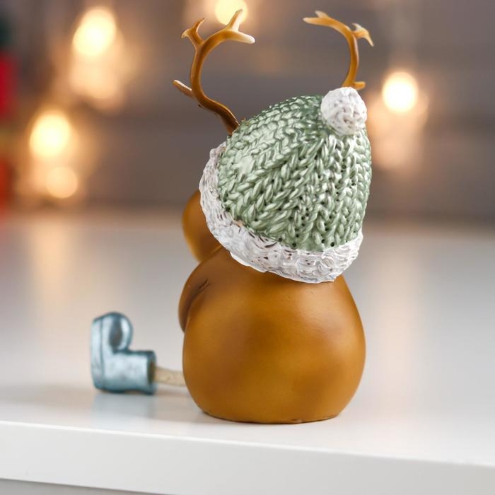 Сувенир полистоун Сувенир полистоун "Олешка с вязаной шапке с подарком" 10х7х6,5 см