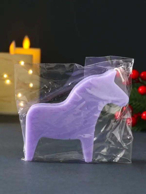 Декоративная свеча новогодняя &laquo;Лошадка&raquo;, 10.5&times;10 см, фиолетовый