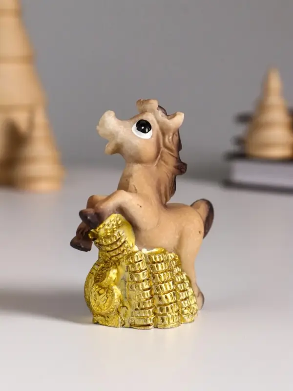 Сувенир полистоун Сувенир полистоун "Лошадка с монетой - рубль" МИКС 6,5х2,6х7 см