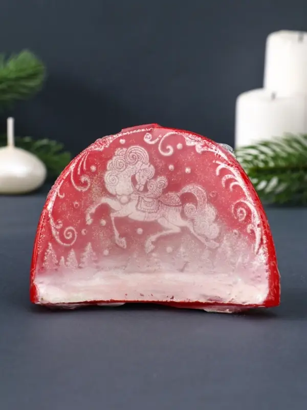 Свеча декоративная &laquo;Барельеф с лошадкой&raquo; 10.5&times;4.5&times;8 см, красный