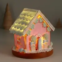 Фигурка светящаяся &laquo;Пряничный домик с зеленью&raquo;, зефирный, 12.5&times;12.5&times;12.5 см