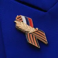 Значок &laquo;Георгиевская лента с флагом России&raquo;, цветной в золоте