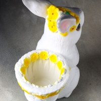 Фигура "Зайка с корзинкой кашпо" 15х25х38 см
