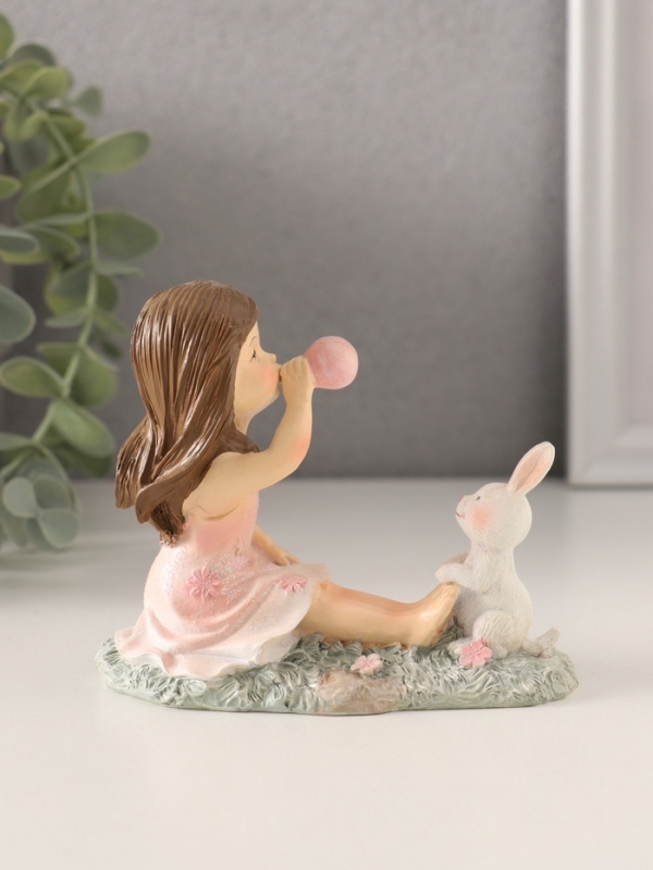 Сувенир полистоун Сувенир полистоун "Малышка надувает шарик, с зайчиком на лужайке" розовый 10,5х5х9 см