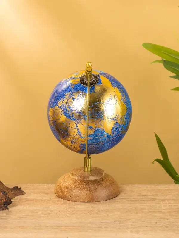 Глобус сувенирный 15х13х21 см, подставка дерево Глобус сувенирный 15х13х21 см, подставка дерево